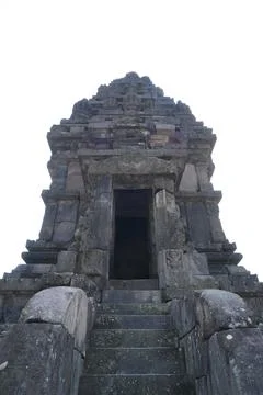 A low-angle view of an ancient Hindu stone temple tower. Stock-Fotos