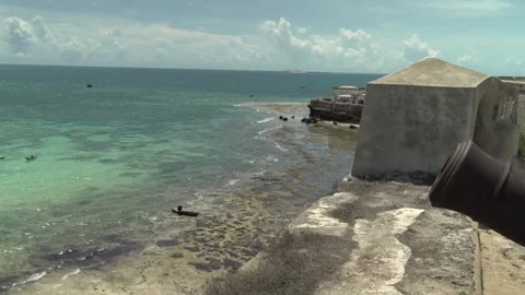 Low-angle view of an antique cannon on weathered fortifications Vidéo 345002349