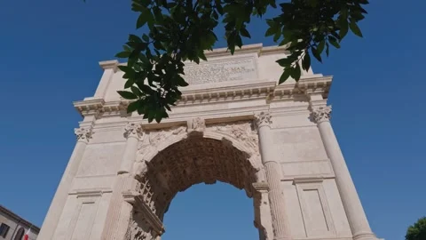 Low Angle View of the Arch of Titus Framed by Tree Branches in Rome, Italy Видео 338393737