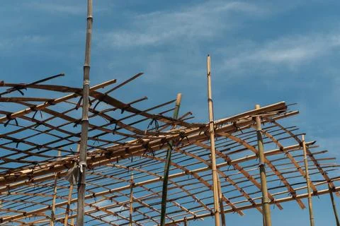 Low Angle View of Bamboo Scaffolding Structure Against Blue Sky Foto stock