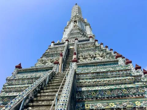 Low angle view from the base looking up to the soaring peak of Wat Arun Stock-Fotos