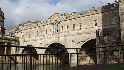 Low angle view of  the Bath's Pulteney bridge, with tourists and pigeons 스톡 동영상 74350063