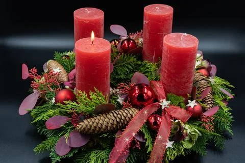 Low angle view of beautiful advent wreath with one burning candle on black ba Stock-Fotos