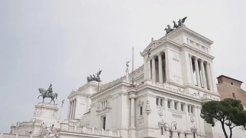 Low angle view of a beautiful building with sculptures of horses on its roof Vídeos de archivo 204944409
