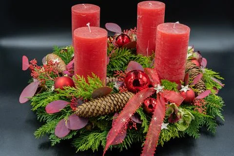 Low angle view of beautiful new advent wreath with four red candle on black b Foto stock