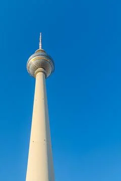 Low Angle View of Berlin TV Tower on Clear Day, Germany Foto stock