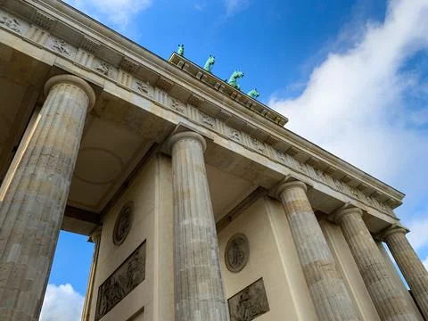 Low angle view of Brandenburg Gate against blue sky in Berlin, Germany.  Foto stock