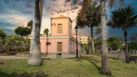 Low angle view of a building in a park with trees on a cloudy day Fotos de archivo