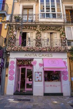Low angle view of cake shop and decorated house in building at city Fotos de archivo