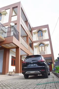 Low angle view of a car and a house with 3rd floor Stock Photos