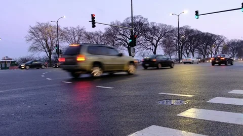 Low angle view of cars moving thru an intersection in Chicago Video stock 103537662