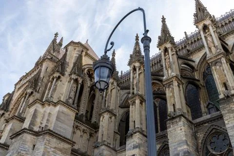Low angle view at cathedral Notre Dame in Reims with street lamp in foregroun Foto stock