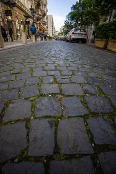 Low-angle view of a charming cobblestone street lined with historic buildings Foto stock