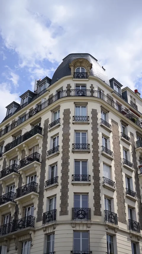 Low angle view of classic haussmannian architecture building facade in pari.. Stock Footage 339752574