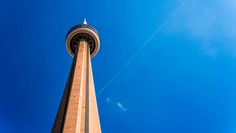 Low angle view of CN Tower in Toronto time lapse Stockbeeldmateriaal 119135724