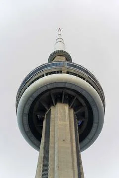 Low Angle View of CN Tower Against Overcast Sky in Toronto Stockfoto's