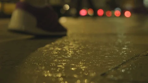 Low angle view of commuters feet as it starts to rain on london bridge Stock Footage 96370918