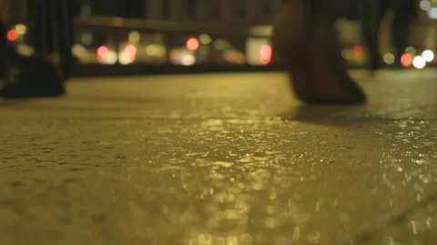 Low angle view of commuters feet as it starts to rain on london bridge Video stock 96373819