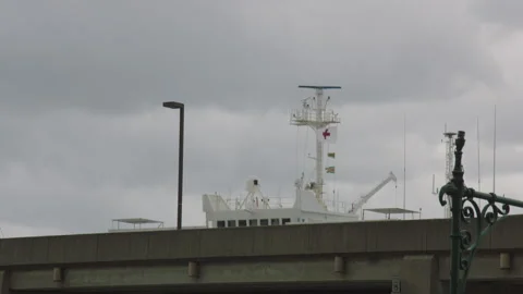 Low angle view of covid barge in manhattan port nyc Vídeos de archivo 251195612