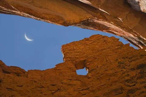 Low angle view of the crescent moon viewed through rocks, Palatki Ruins, Sedona, Fotos Stock