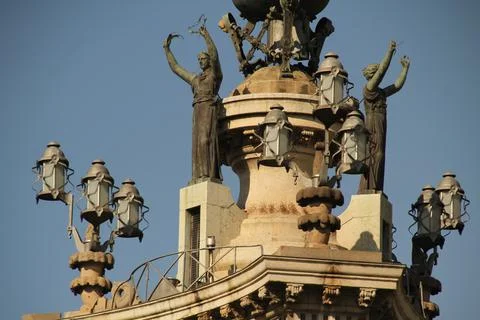 Low-angle view of different statues placed on the roof of a historic building in Fotos de archivo