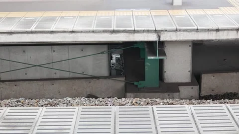 Low angle view to the door gate of the subway's door train commuter on plat.. Vídeos de archivo 289813388