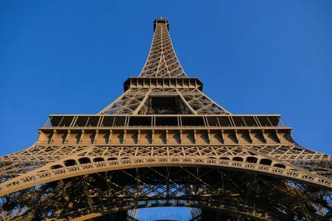 Low Angle View Of Eiffel Tower Against Blue Sky Foto stock