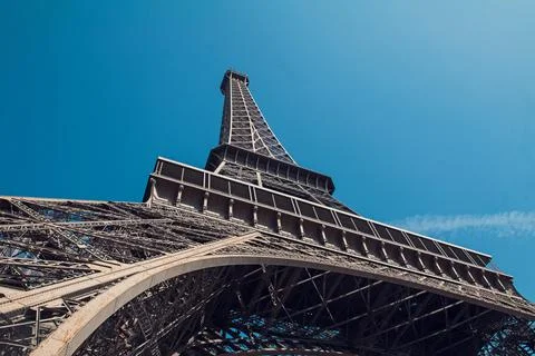 Low angle view of the Eiffel Tower over the blue sky Fotos Stock