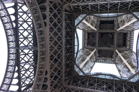 Low angle view of the Eiffel Tower from the inside in Paris, France Stockfoto's