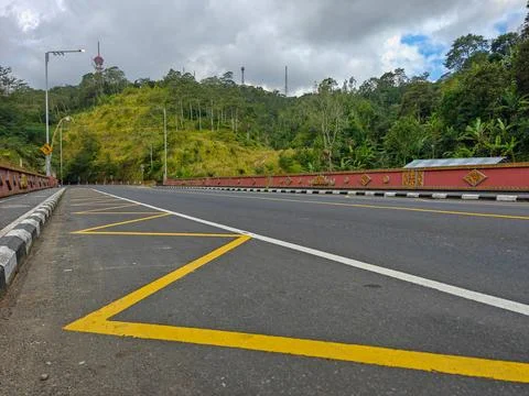Low angle view of empty asphalt highway 库存照片
