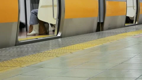 Low angle view to the exit door gate of the subway's door train commuter wh.. Vídeos de archivo 258749444