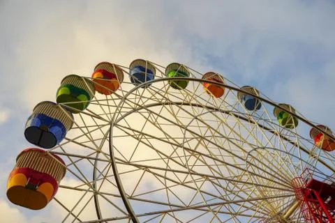 Low Angle View Of Ferris Wheel Against Sky 库存照片