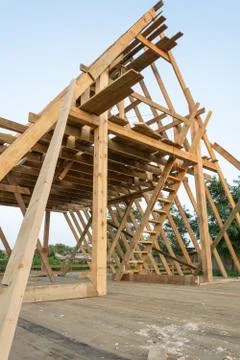 Low angle view of framing members in wood frame home under construction at su Foto stock
