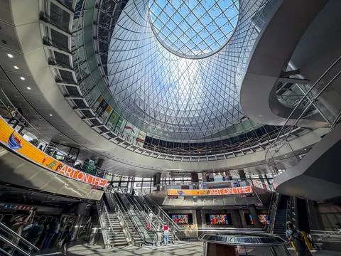 Low-angle view of Fulton Centers modern interior transit hub. Stockfoto's