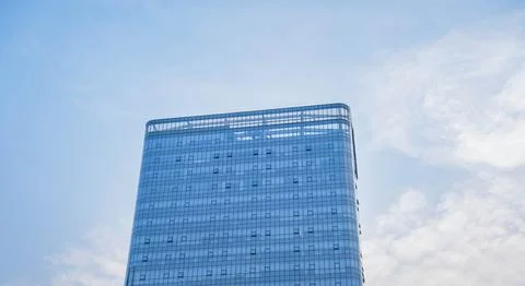 Low angle view of glass facade of tall office building against clear blue sky Fotos de archivo