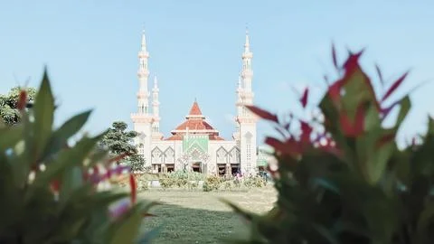 Low angle view. A grant mosque in the city square Stock Photos
