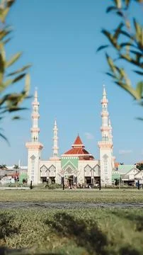 Low angle view. A grant mosque in the city square Stock Photos