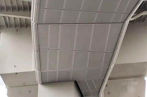 Low-angle view of a gray panel bridge deck showcasing grid pattern and suppor 库存照片