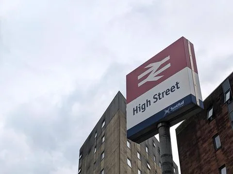 Low angle view of the High Street railway station sign against a cloudy Glasgow Fotos de archivo