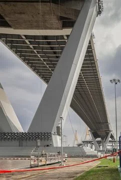 A low-angle view highlighting the imposing geometric architecture of a mode.. Stockfoto's