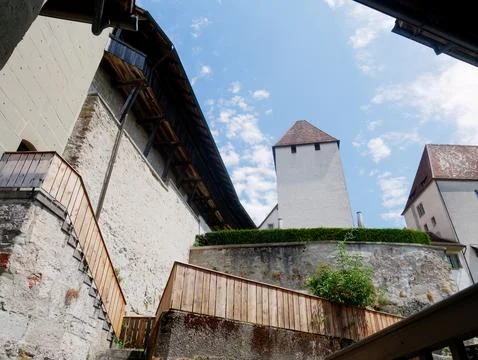 Low Angle View of a Historic Castle Tower and Weathered Stone Wall Under a Blue  Foto stock