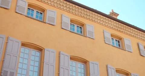 Low-angle view of the historic Grasse perfume museum building facade as perfume Vidéo 332996004
