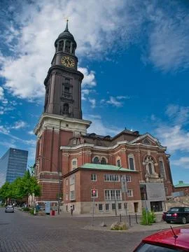 Low-angle view of the historic main church of St. Michaelis in Hamburg 스톡 사진