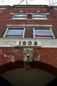 Low Angle View of Historical Red Brick Building Facade in Michigan Foto stock