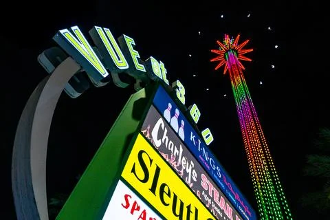 Low Angle View of Icon Park Sign and StarFlyer Ride at Night Fotos de archivo