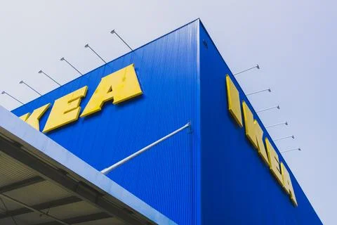 Low angle view of the iconic blue and yellow ikea store sign against a clea.. 스톡 사진