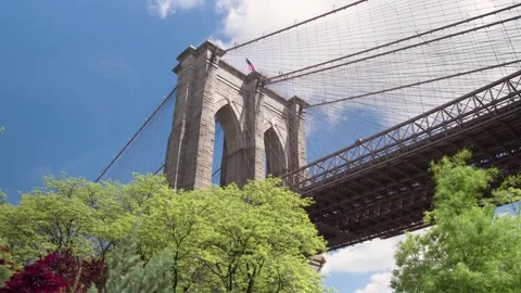 Low angle view of the iconic Brooklyn Bridge stone tower 库存影片 342896946