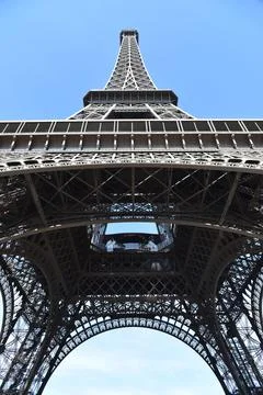 Low angle view of the iconic Eiffel Tower n the backdrop of blue sky Stock-Fotos