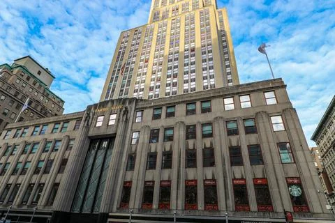 Low angle view of the iconic Empire State Building in New York City Foto stock