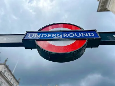 Low-angle view of the iconic red, white, and blue London Underground rounde.. Stock-Fotos